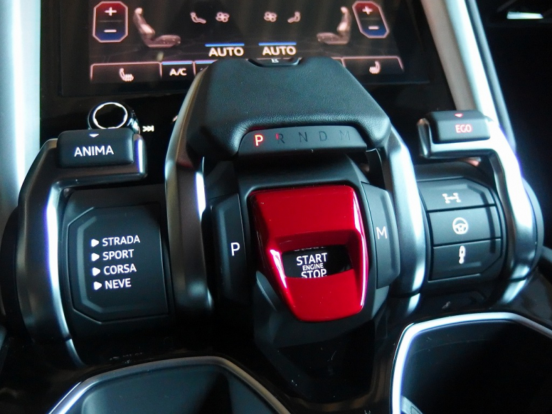 ランボルギーニ ウルス 正規ディーラー車　左ハンドル　純正22インチアルミ　レッドキャリパー 中古車