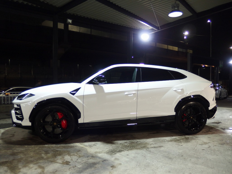 ランボルギーニ ウルス 正規ディーラー車　左ハンドル　純正22インチアルミ　レッドキャリパー 中古車