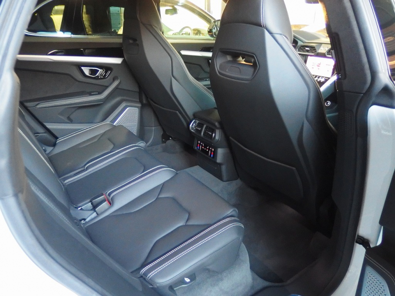 ランボルギーニ ウルス 正規ディーラー車　左ハンドル　純正22インチアルミ　レッドキャリパー 中古車