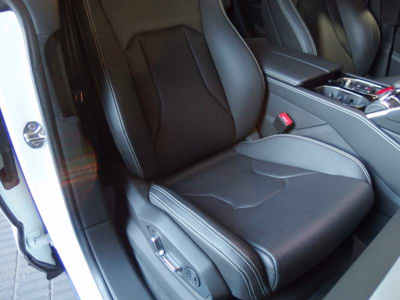 ランボルギーニ ウルス 正規ディーラー車　左ハンドル　純正22インチアルミ　レッドキャリパー 中古車