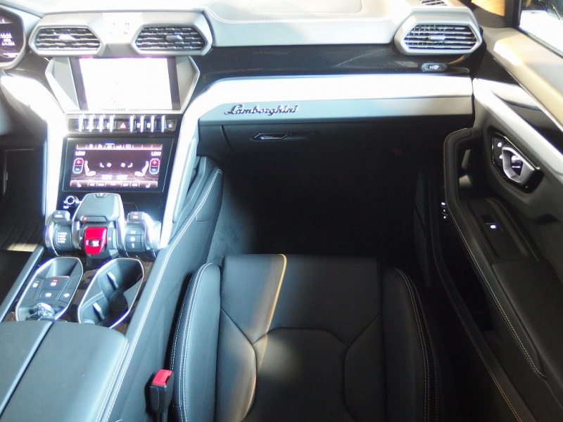 ランボルギーニ ウルス 正規ディーラー車　左ハンドル　純正22インチアルミ　レッドキャリパー 中古車