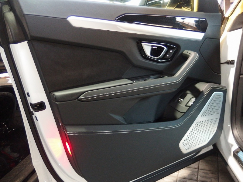 ランボルギーニ ウルス 正規ディーラー車　左ハンドル　純正22インチアルミ　レッドキャリパー 中古車