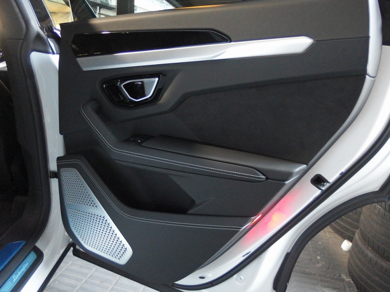 ランボルギーニ ウルス 正規ディーラー車　左ハンドル　純正22インチアルミ　レッドキャリパー 中古車