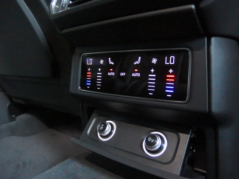 ランボルギーニ ウルス 正規ディーラー車　左ハンドル　純正22インチアルミ　レッドキャリパー 中古車