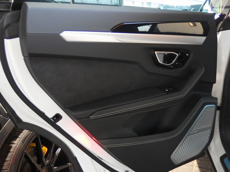 ランボルギーニ ウルス 正規ディーラー車　左ハンドル　純正22インチアルミ　レッドキャリパー 中古車