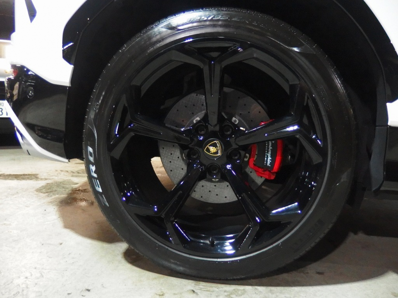 ランボルギーニ ウルス 正規ディーラー車　左ハンドル　純正22インチアルミ　レッドキャリパー 中古車