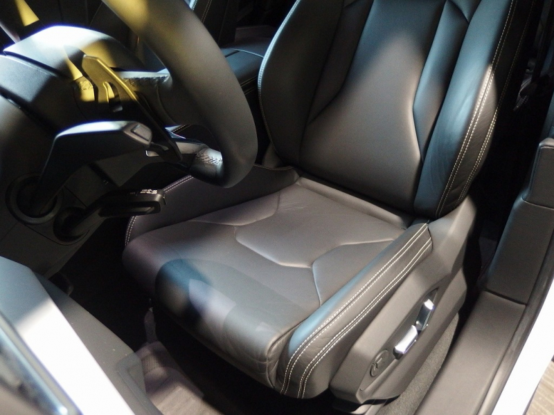 ランボルギーニ ウルス 正規ディーラー車　左ハンドル　純正22インチアルミ　レッドキャリパー 中古車