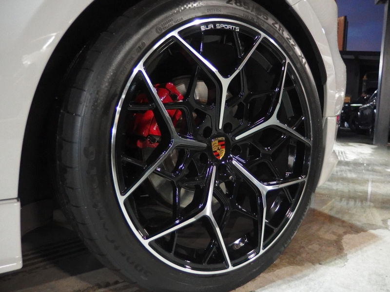 ポルシェ&nbsp;マカン&nbsp;ターボ　PDK 正規ディーラー車　スポーツクロノパッケージ　レッドレザー　EUR-GTエアロ　22inアルミ&nbsp;中古車