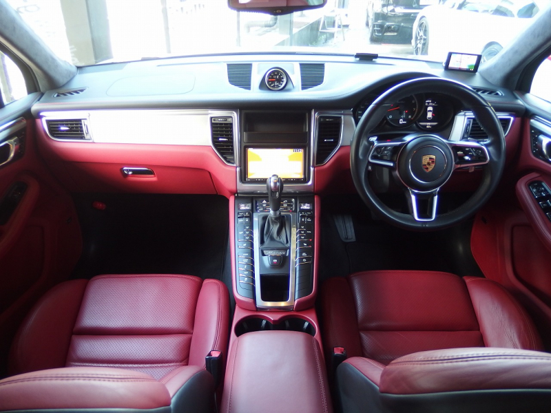 ポルシェ&nbsp;マカン&nbsp;ターボ　PDK 正規ディーラー車　スポーツクロノパッケージ　レッドレザー　EUR-GTエアロ　22inアルミ&nbsp;中古車