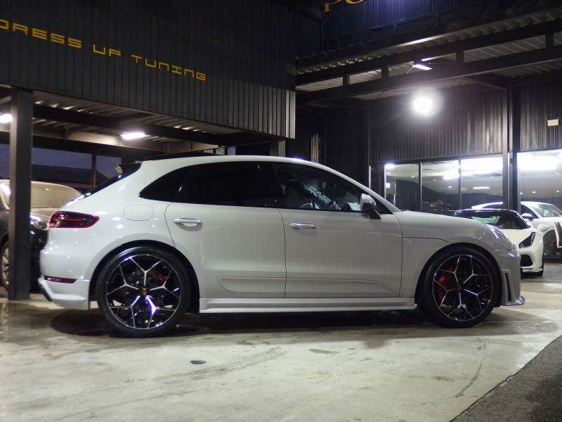 ポルシェ&nbsp;マカン&nbsp;ターボ　PDK 正規ディーラー車　スポーツクロノパッケージ　レッドレザー　EUR-GTエアロ　22inアルミ&nbsp;中古車