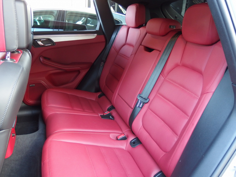 ポルシェ&nbsp;マカン&nbsp;ターボ　PDK 正規ディーラー車　スポーツクロノパッケージ　レッドレザー　EUR-GTエアロ　22inアルミ&nbsp;中古車