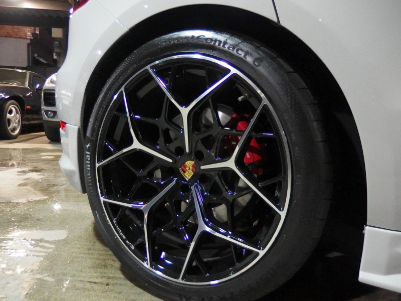 ポルシェ&nbsp;マカン&nbsp;ターボ　PDK 正規ディーラー車　スポーツクロノパッケージ　レッドレザー　EUR-GTエアロ　22inアルミ&nbsp;中古車