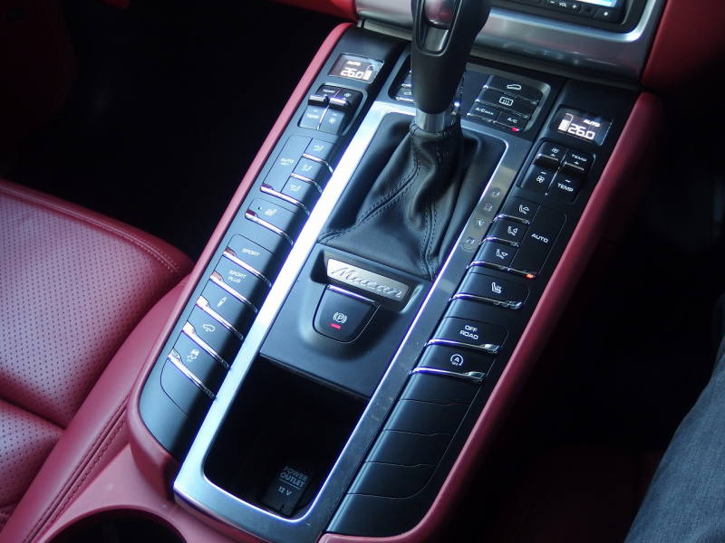 ポルシェ&nbsp;マカン&nbsp;ターボ　PDK 正規ディーラー車　スポーツクロノパッケージ　レッドレザー　EUR-GTエアロ　22inアルミ&nbsp;中古車