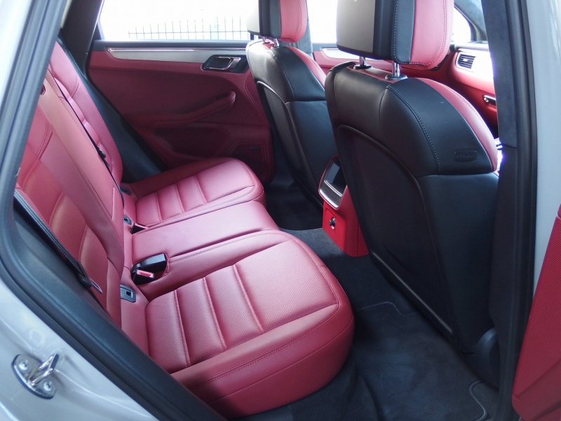 ポルシェ&nbsp;マカン&nbsp;ターボ　PDK 正規ディーラー車　スポーツクロノパッケージ　レッドレザー　EUR-GTエアロ　22inアルミ&nbsp;中古車