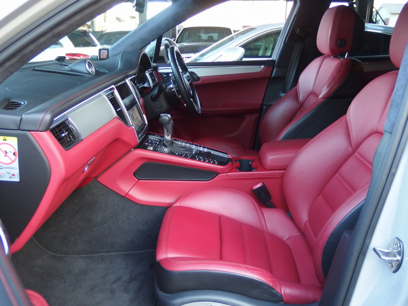 ポルシェ&nbsp;マカン&nbsp;ターボ　PDK 正規ディーラー車　スポーツクロノパッケージ　レッドレザー　EUR-GTエアロ　22inアルミ&nbsp;中古車