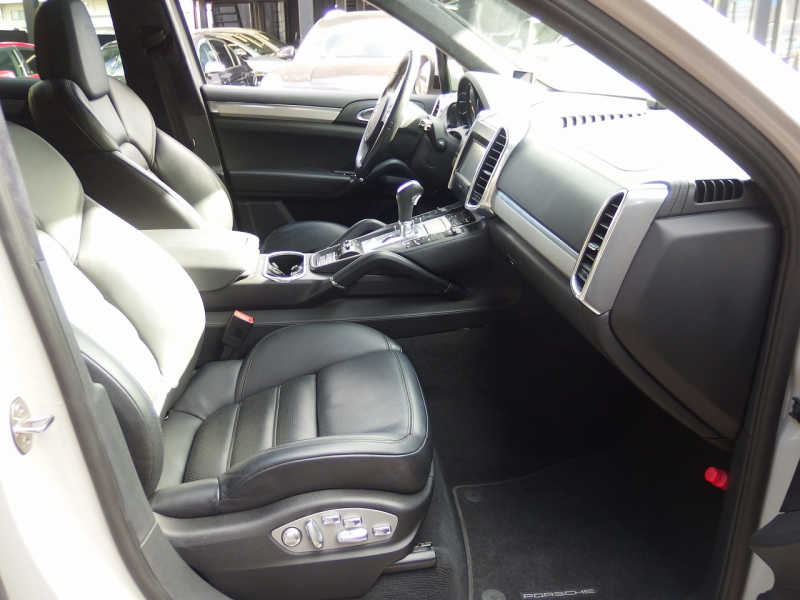 ポルシェ&nbsp;カイエン&nbsp;ターボ　正規ディーラー車　左ハンドル　EUR-GTエアロ　22inアルミ　サンルーフ　エアサス　&nbsp;中古車