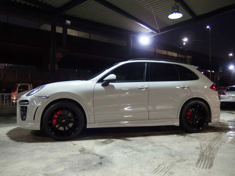 ポルシェ&nbsp;カイエン&nbsp;ターボ　正規ディーラー車　左ハンドル　EUR-GTエアロ　22inアルミ　サンルーフ　エアサス　&nbsp;中古車