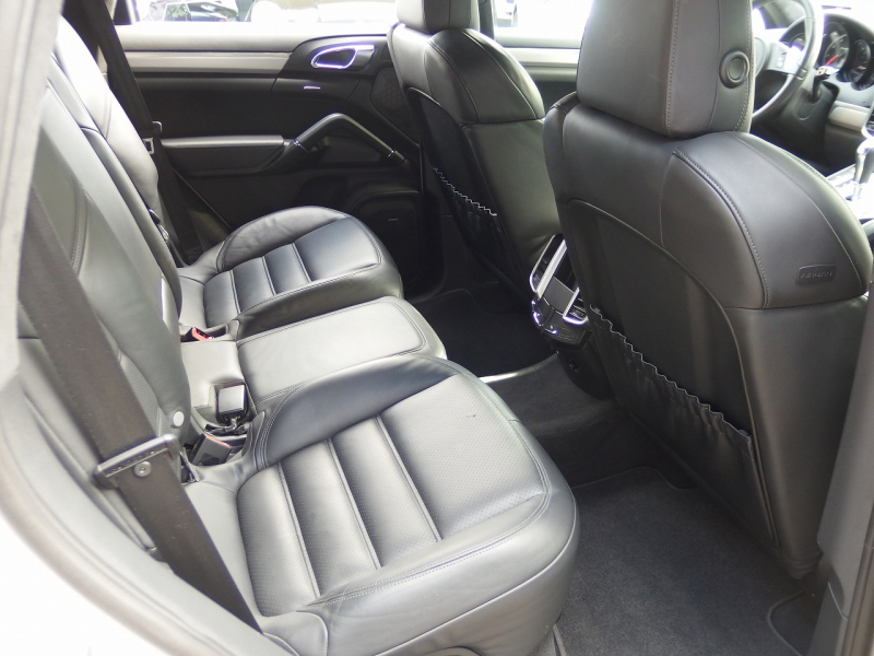 ポルシェ&nbsp;カイエン&nbsp;ターボ　正規ディーラー車　左ハンドル　EUR-GTエアロ　22inアルミ　サンルーフ　エアサス　&nbsp;中古車