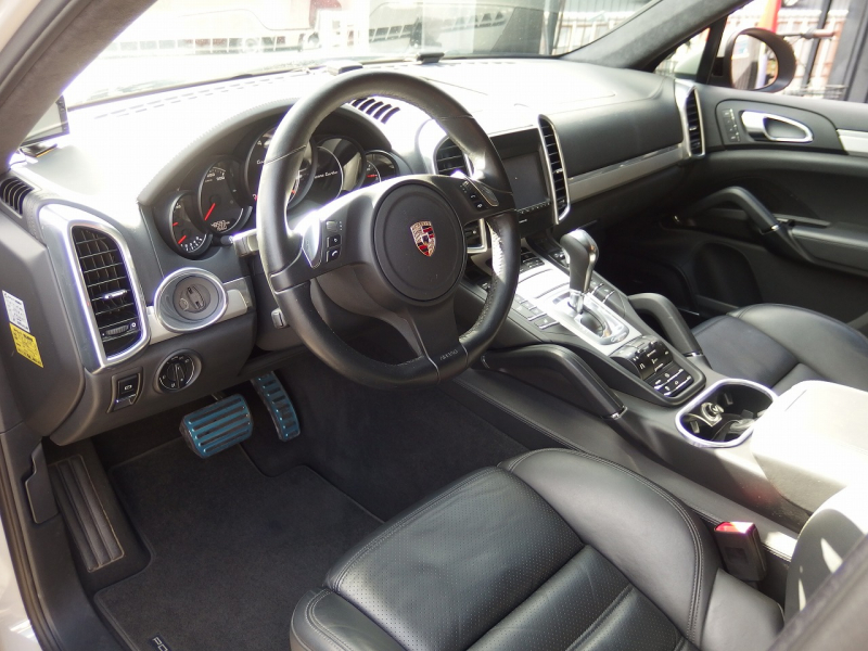 ポルシェ&nbsp;カイエン&nbsp;ターボ　正規ディーラー車　左ハンドル　EUR-GTエアロ　22inアルミ　サンルーフ　エアサス　&nbsp;中古車