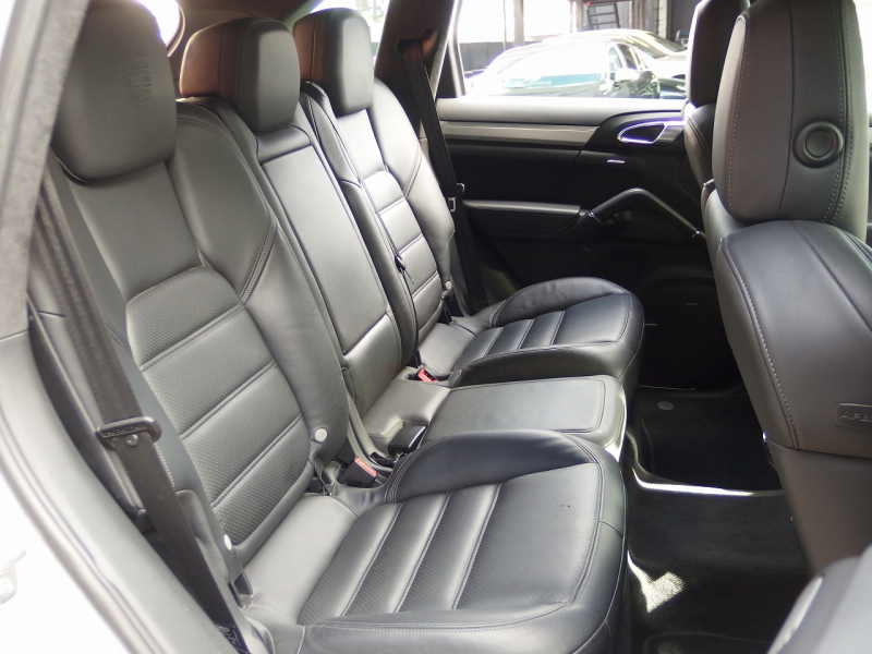 ポルシェ&nbsp;カイエン&nbsp;ターボ　正規ディーラー車　左ハンドル　EUR-GTエアロ　22inアルミ　サンルーフ　エアサス　&nbsp;中古車