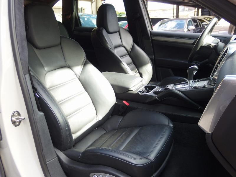 ポルシェ&nbsp;カイエン&nbsp;ターボ　正規ディーラー車　左ハンドル　EUR-GTエアロ　22inアルミ　サンルーフ　エアサス　&nbsp;中古車