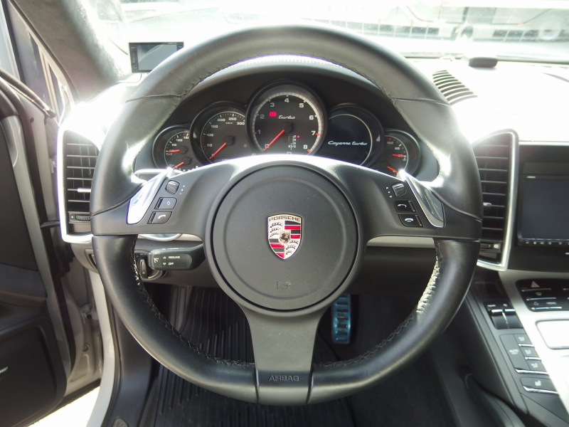 ポルシェ&nbsp;カイエン&nbsp;ターボ　正規ディーラー車　左ハンドル　EUR-GTエアロ　22inアルミ　サンルーフ　エアサス　&nbsp;中古車