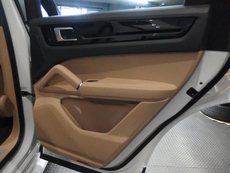 ポルシェ&nbsp;カイエン&nbsp;ワンオーナー　正規ディーラー車　EUR-GTエアロ　ES22inアルミ　ローダウン　アダプティブクルーズコントロール　&nbsp;中古車