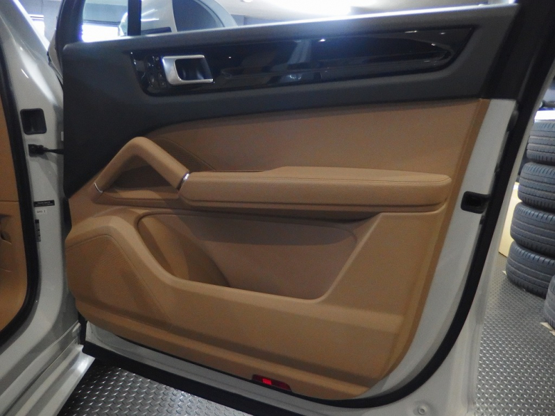 ポルシェ&nbsp;カイエン&nbsp;ワンオーナー　正規ディーラー車　EUR-GTエアロ　ES22inアルミ　ローダウン　アダプティブクルーズコントロール　&nbsp;中古車