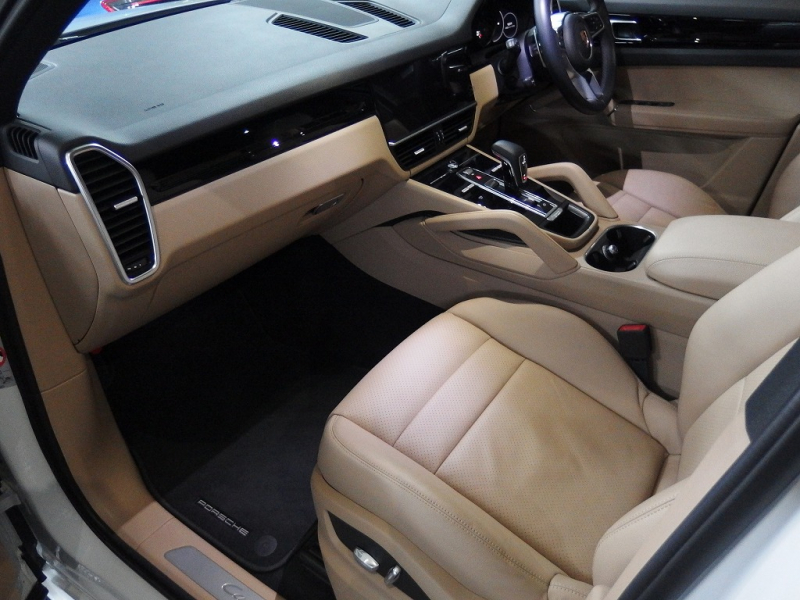 ポルシェ&nbsp;カイエン&nbsp;ワンオーナー　正規ディーラー車　EUR-GTエアロ　ES22inアルミ　ローダウン　アダプティブクルーズコントロール　&nbsp;中古車