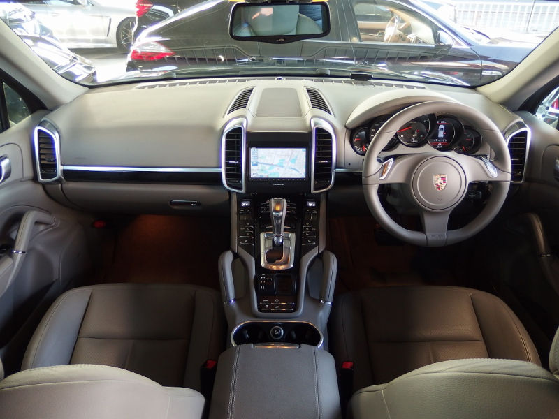 ポルシェ カイエン ワンオーナー　正規ディーラー車　右ハンドル　パノラマサンルーフ  EUR-GTエアロ　ES22インチアルミ　ESダウンサス 中古車