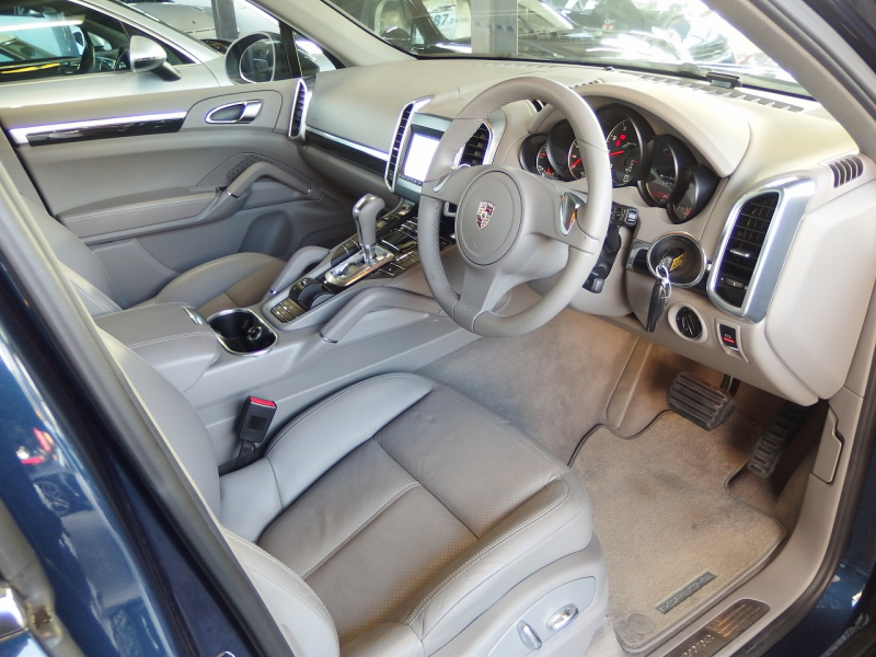 ポルシェ カイエン ワンオーナー　正規ディーラー車　右ハンドル　パノラマサンルーフ  EUR-GTエアロ　ES22インチアルミ　ESダウンサス 中古車