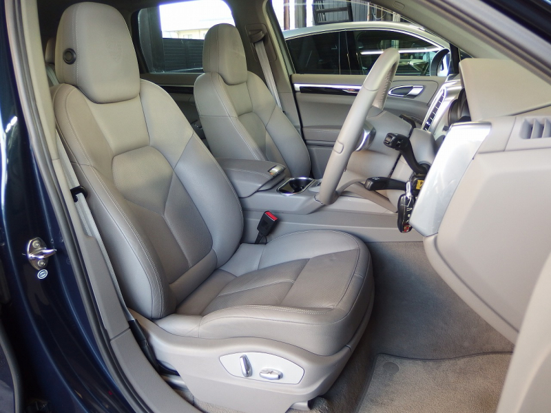 ポルシェ カイエン ワンオーナー　正規ディーラー車　右ハンドル　パノラマサンルーフ  EUR-GTエアロ　ES22インチアルミ　ESダウンサス 中古車