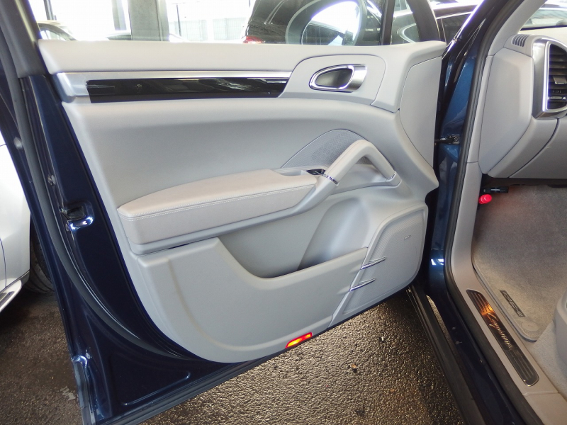 ポルシェ カイエン ワンオーナー　正規ディーラー車　右ハンドル　パノラマサンルーフ  EUR-GTエアロ　ES22インチアルミ　ESダウンサス 中古車