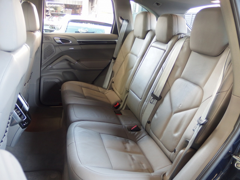 ポルシェ カイエン ワンオーナー　正規ディーラー車　右ハンドル　パノラマサンルーフ  EUR-GTエアロ　ES22インチアルミ　ESダウンサス 中古車