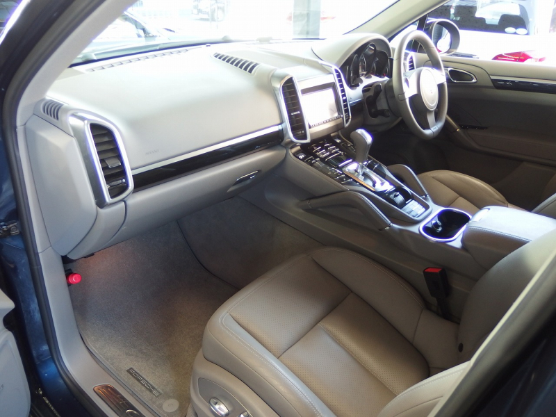 ポルシェ カイエン ワンオーナー　正規ディーラー車　右ハンドル　パノラマサンルーフ  EUR-GTエアロ　ES22インチアルミ　ESダウンサス 中古車