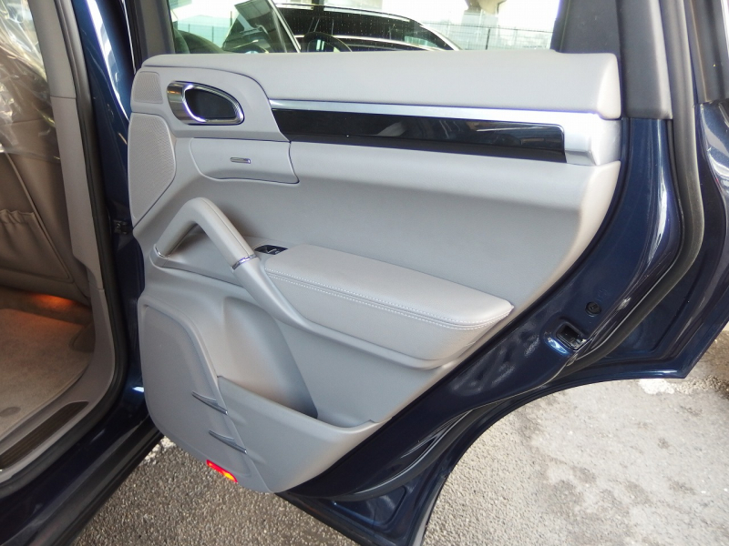 ポルシェ カイエン ワンオーナー　正規ディーラー車　右ハンドル　パノラマサンルーフ  EUR-GTエアロ　ES22インチアルミ　ESダウンサス 中古車