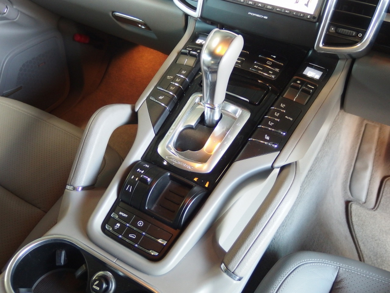 ポルシェ カイエン ワンオーナー　正規ディーラー車　右ハンドル　パノラマサンルーフ  EUR-GTエアロ　ES22インチアルミ　ESダウンサス 中古車