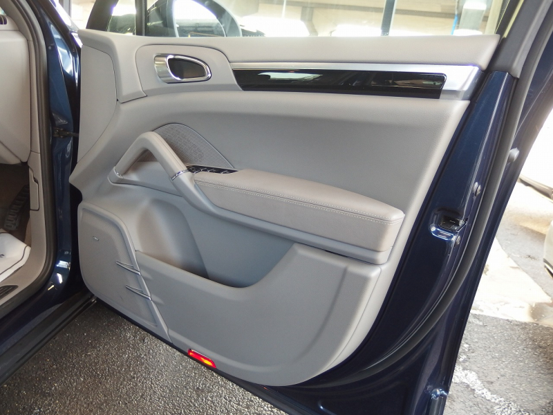 ポルシェ カイエン ワンオーナー　正規ディーラー車　右ハンドル　パノラマサンルーフ  EUR-GTエアロ　ES22インチアルミ　ESダウンサス 中古車