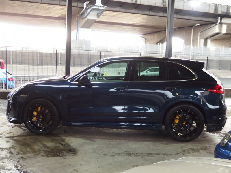 ポルシェ カイエン ワンオーナー　正規ディーラー車　右ハンドル　パノラマサンルーフ  EUR-GTエアロ　ES22インチアルミ　ESダウンサス 中古車