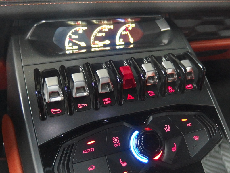 ランボルギーニ&nbsp;ウラカン&nbsp;LP610-4 正規ディラー車　左ハンドル　2015年モデル　エレガンテインテリア　フロントリフター　ローダウン&nbsp;中古車