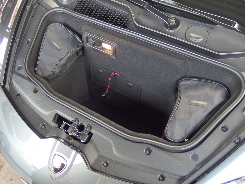 ランボルギーニ&nbsp;ウラカン&nbsp;LP610-4 正規ディラー車　左ハンドル　2015年モデル　エレガンテインテリア　フロントリフター　ローダウン&nbsp;中古車