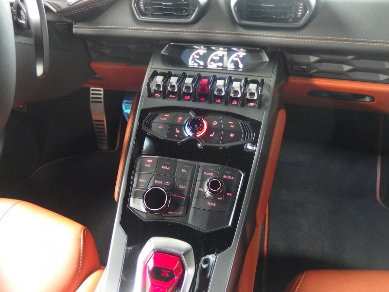 ランボルギーニ&nbsp;ウラカン&nbsp;LP610-4 正規ディラー車　左ハンドル　2015年モデル　エレガンテインテリア　フロントリフター　ローダウン&nbsp;中古車