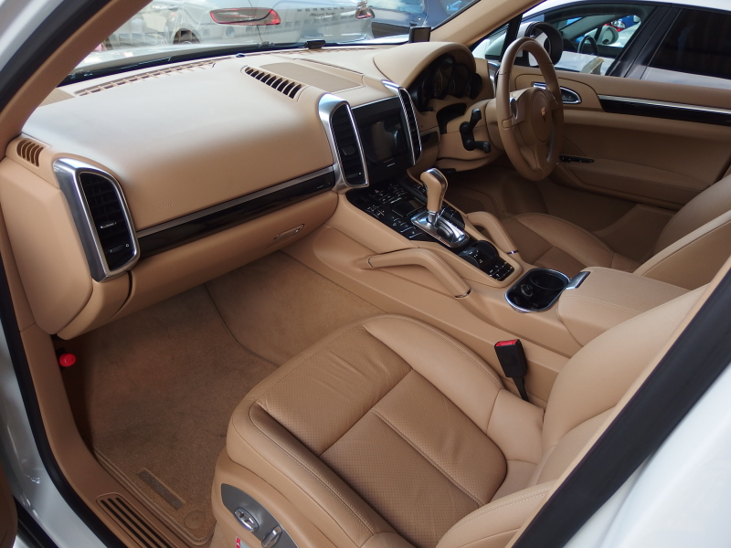 ポルシェ カイエン 2014年モデル　ベース　EUR-GTエアロ　ES22inアルミ　ESダウンサス　ESスポーツマフラー　 中古車