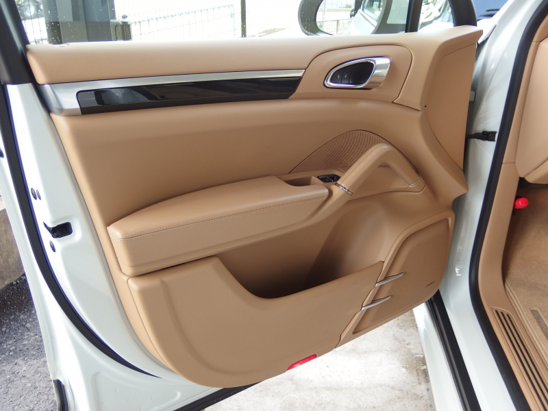 ポルシェ カイエン 2014年モデル　ベース　EUR-GTエアロ　ES22inアルミ　ESダウンサス　ESスポーツマフラー　 中古車