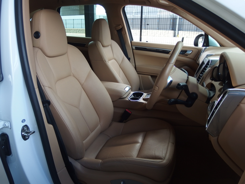 ポルシェ カイエン 2014年モデル　ベース　EUR-GTエアロ　ES22inアルミ　ESダウンサス　ESスポーツマフラー　 中古車