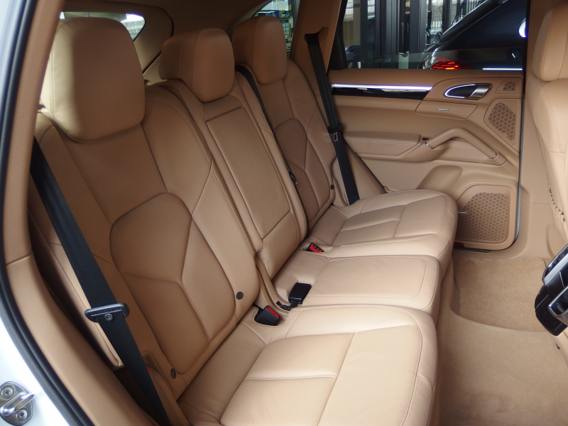 ポルシェ&nbsp;カイエン&nbsp;ワンオーナー　正規ディーラー車　右ハンドル　ベージュレザー&nbsp;中古車