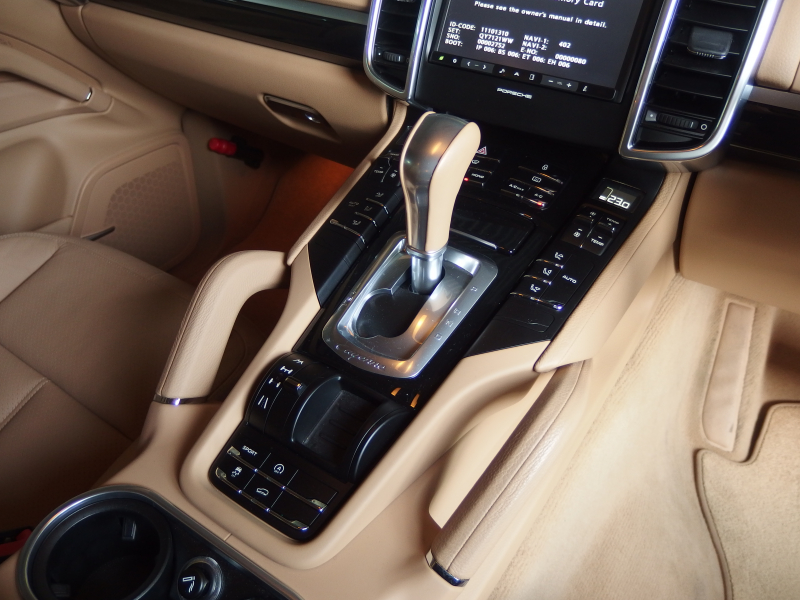 ポルシェ&nbsp;カイエン&nbsp;ワンオーナー　正規ディーラー車　右ハンドル　ベージュレザー&nbsp;中古車