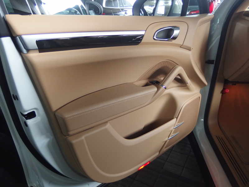 ポルシェ&nbsp;カイエン&nbsp;ワンオーナー　正規ディーラー車　右ハンドル　ベージュレザー&nbsp;中古車