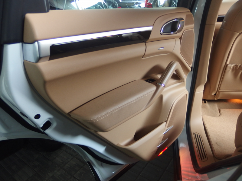 ポルシェ&nbsp;カイエン&nbsp;ワンオーナー　正規ディーラー車　右ハンドル　ベージュレザー&nbsp;中古車