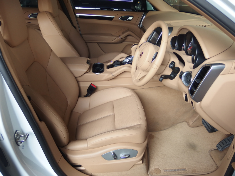 ポルシェ&nbsp;カイエン&nbsp;ワンオーナー　正規ディーラー車　右ハンドル　ベージュレザー&nbsp;中古車